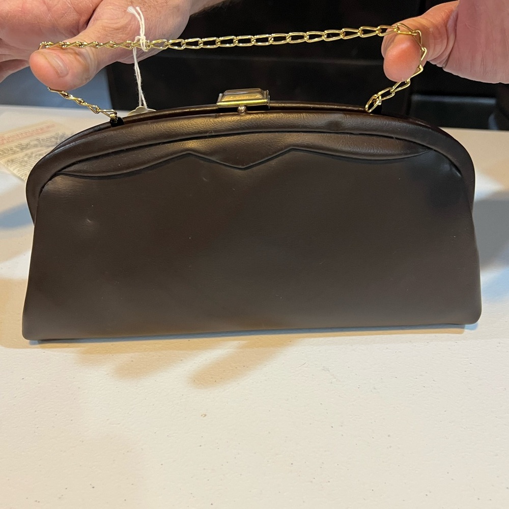 👜 1950’s Clutch Bag w/gold chain strap vintage Swagger. This is a beautiful bag